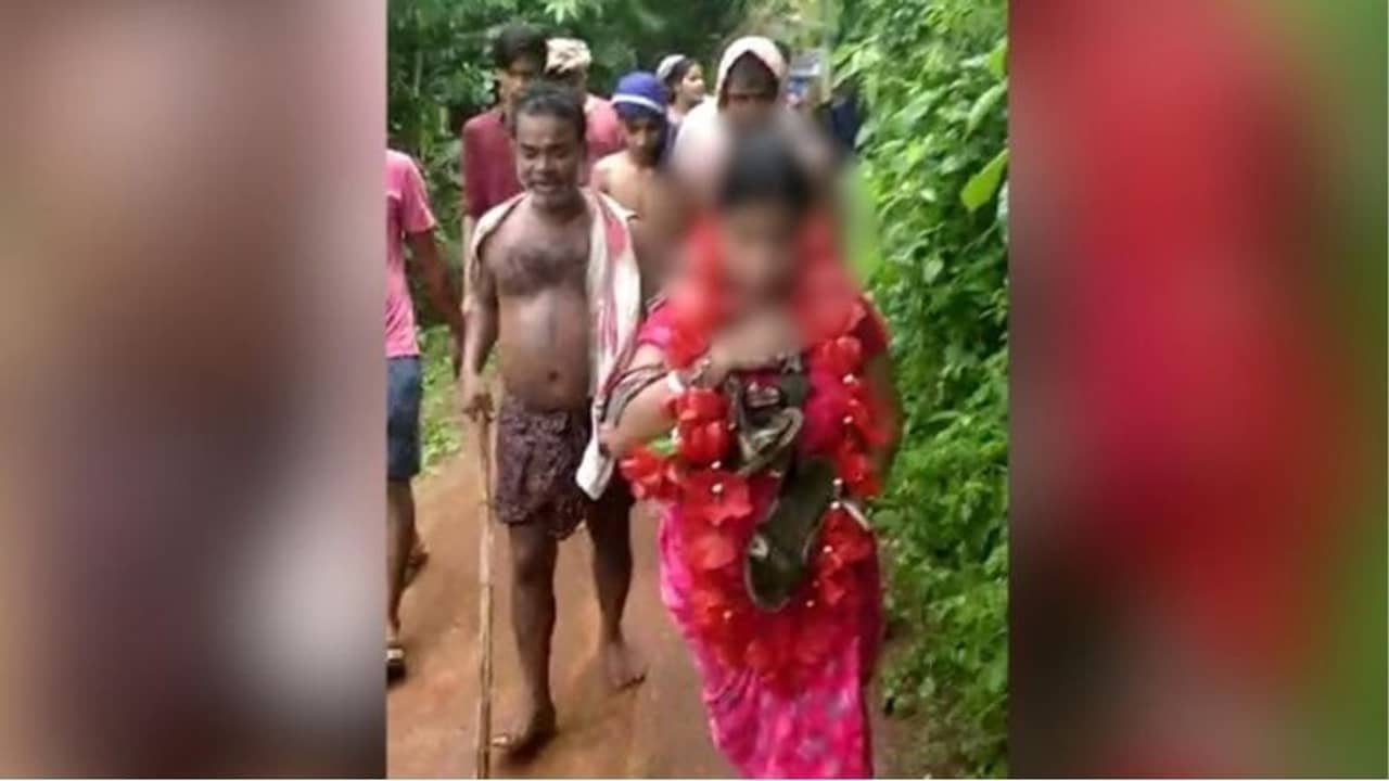 পরকীয়ার শাস্তি, গলায় জুতোর মালা পরে হাঁটছেন মহিলা, পিছনে লাঠি হাতে মাতব্বরেরা!