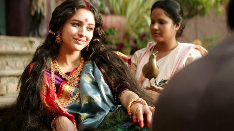 বুলবুল- গত বছর লকডাউনের সময় এই ছবি মুক্তি পেয়েছিল। বলিউড পেয়ে গিয়েছিল এক নতুন হিরোইন তৃপ্তি দামরী। মেয়েদের জীবনের প্রতিটি লাঞ্ছনা-গঞ্জনা এবং উত্তরণের কাহিণী সুনিপুণ ভাবে বোনা হয়েছে এই ছবিতে। পাওয়া যাবে নেটফ্লিক্সে। পাওলি দাম এবং পরমব্রতর মতো চেনা মুখদেরও দেখতে পেয়ে যাবেন এই ছবিতে।