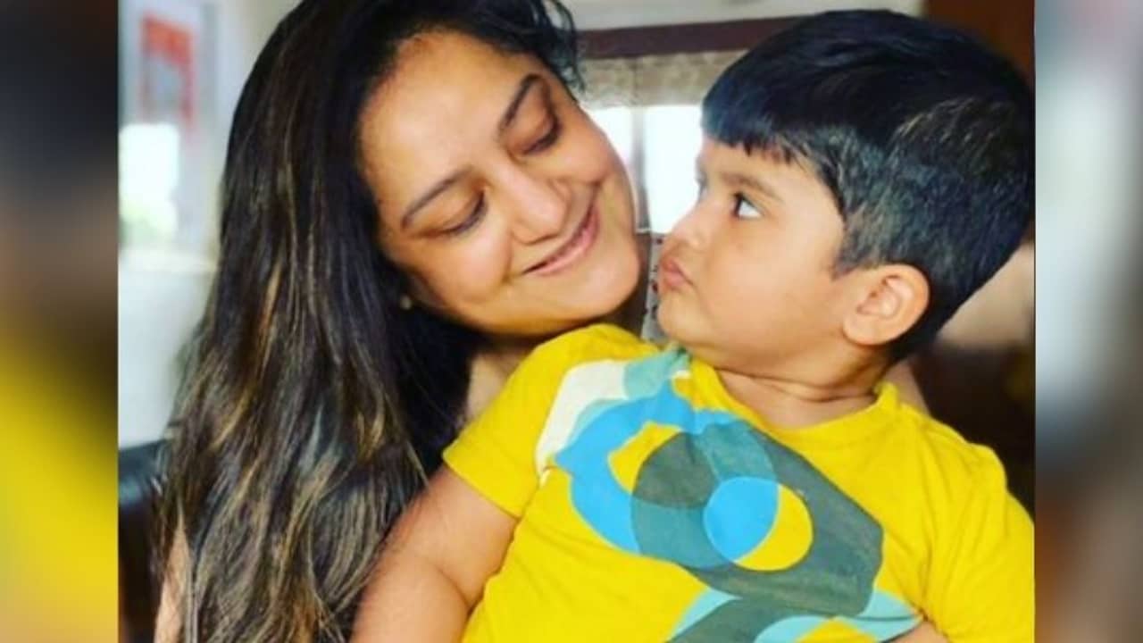 রেন রেন গো অ্যাওয়ে, মায়ের সঙ্গে আদিদেবের এই ভিডিয়ো মিস করবেন না!