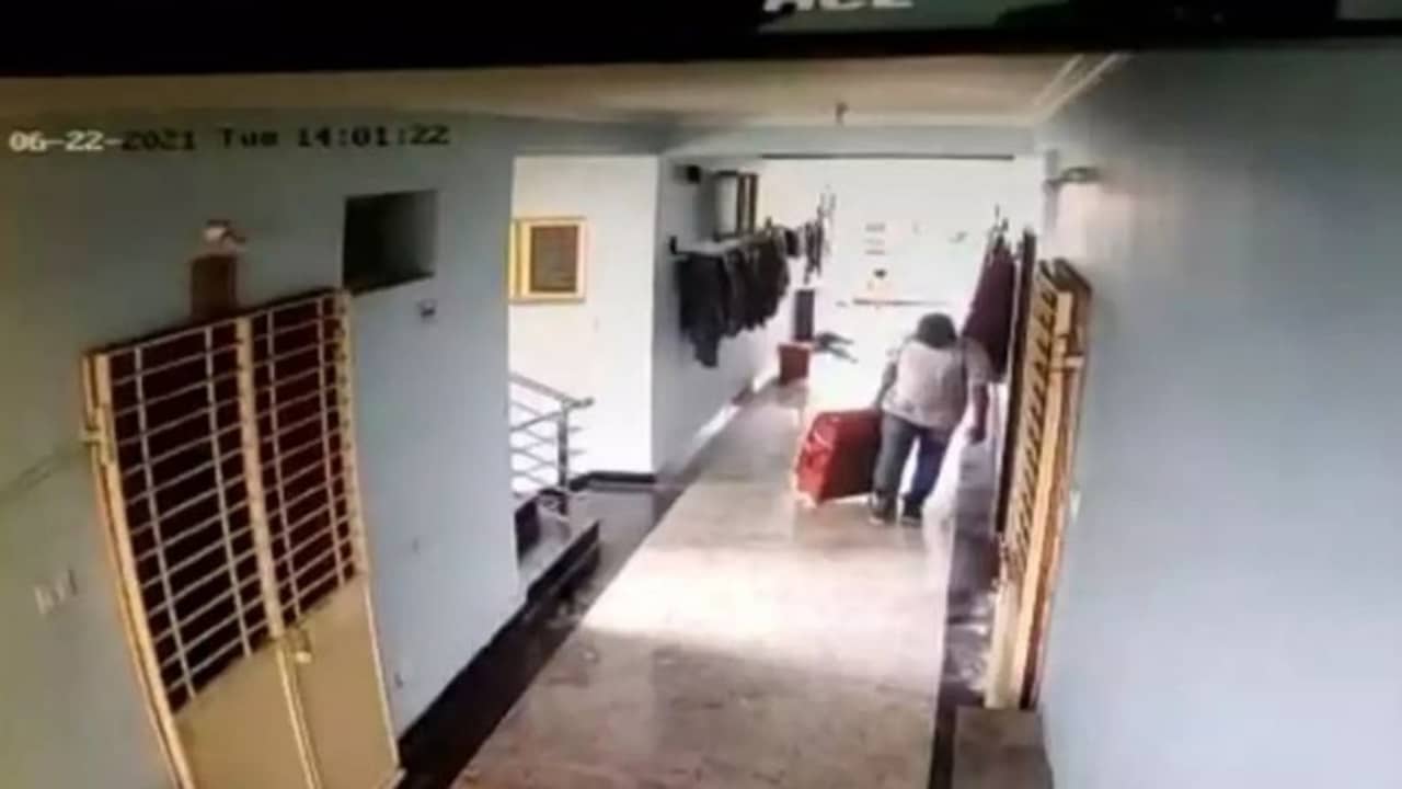 ডেলটা প্লাসে মৃত্যু হয়েছে, স্ত্রীকে পুড়িয়ে স্যুটকেসে ভরে দেহ লোপাটের চেষ্টা স্বামীর!