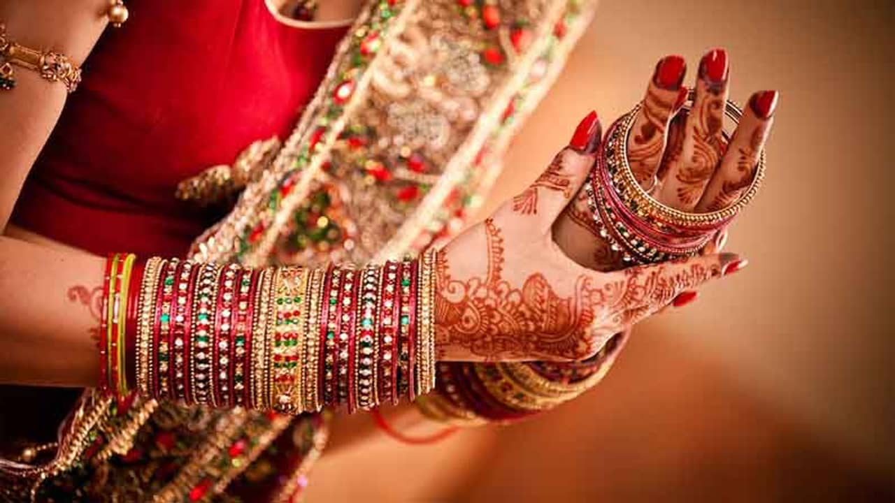 Viral: চশমা ছাড়া খবরের কাগজ পড়তে পারেননি পাত্র, এর জেরেই বিয়ে ভাঙলেন পাত্রী!