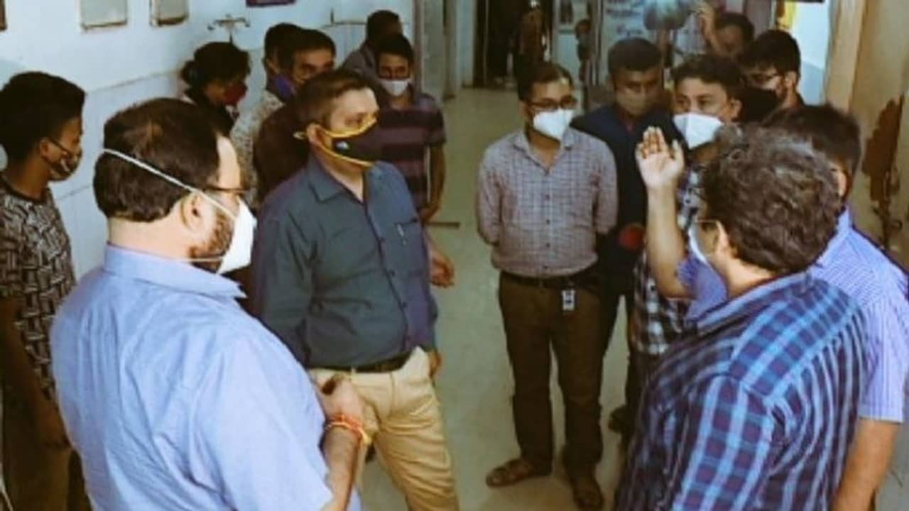 রাতের ডিউটিতে বেপাত্তা চিকিৎসকরা, সরকারি হাসপাতালে ২৪ ঘণ্টায় মৃত্যু ১২ করোনা রোগীর