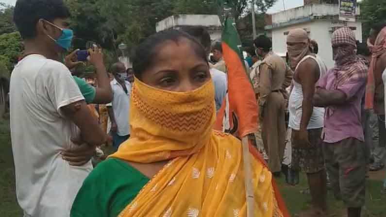 বিজেপি নেতা 'দুর্নীতিগ্রস্ত', সকাল থেকে বাড়ির সামনে তুমুল বিক্ষোভ দলের কর্মীদের