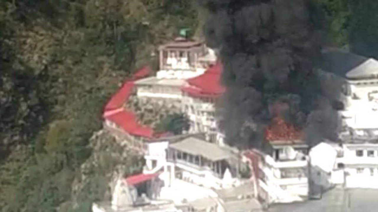 ফের অগ্নিকাণ্ড, কালো ধোঁয়ায় ঢাকল বৈষ্ণো দেবী মন্দির