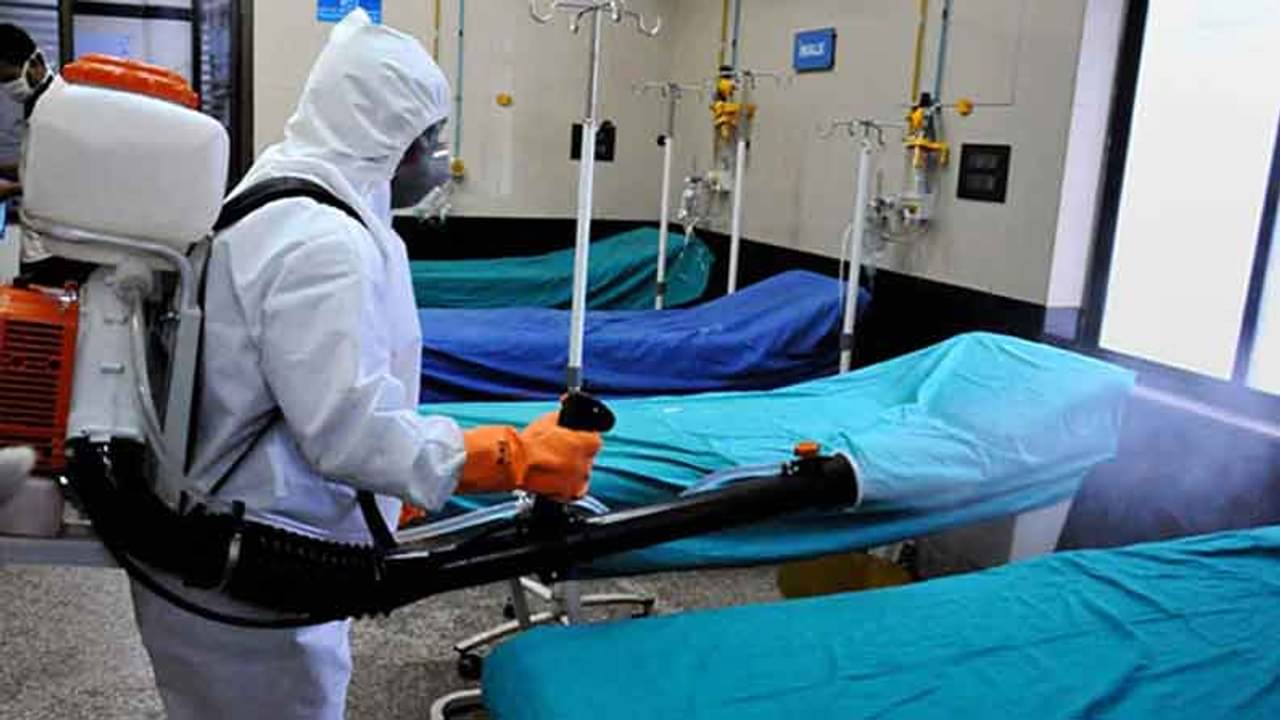 কোভিড রোগীর সঙ্গে দুর্ব্যবহার; বৃদ্ধাশ্রমে গিয়ে খাবার পরিবেশন করতে হবে, অভিনব শাস্তি নার্সদের