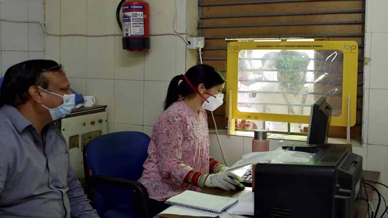 বন্ধ স্কুল-কলেজ, কোভিড ওয়ার রুমেই নতুন পেশা খুঁজে নিলেন ত্রিপুরার শিক্ষকরা