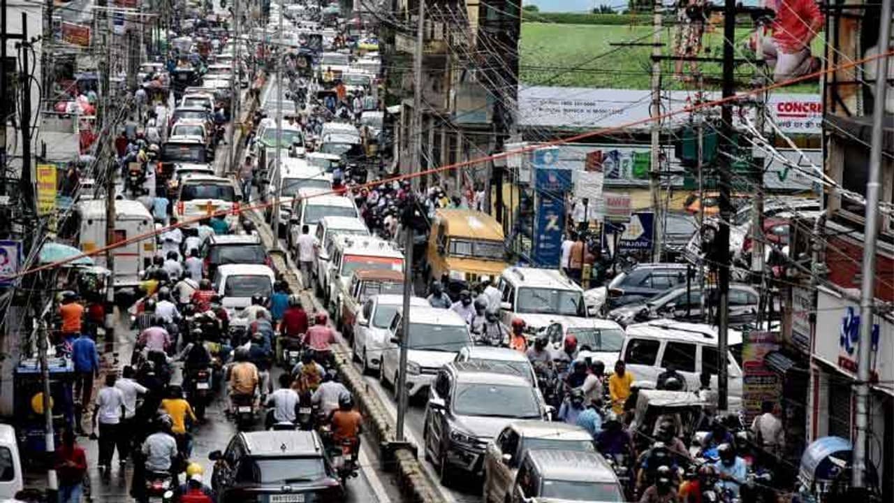 উপচে পড়া ভিড় শপিং মল-পাতালরেলে, করোনা বিস্ফোরণের আশঙ্কায় দিল্লির বিশেষজ্ঞরা