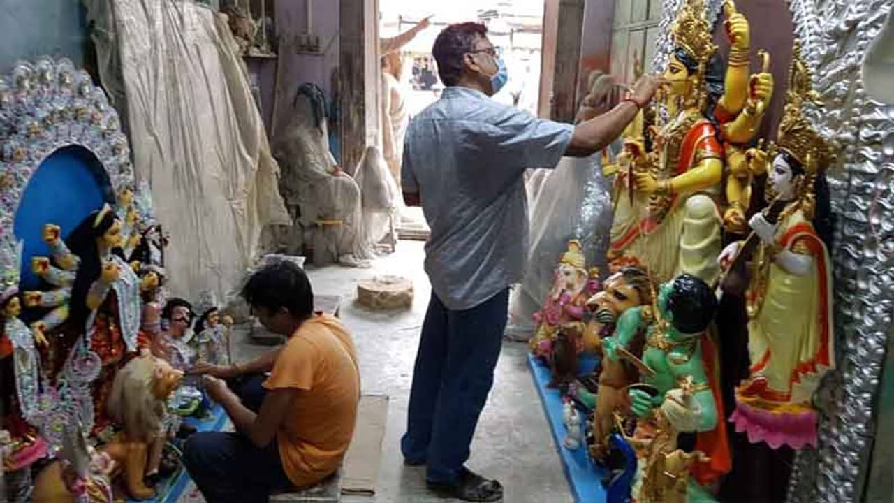 করোনার ঢেউয়েই বিদেশ পাড়ি দুই দুর্গার