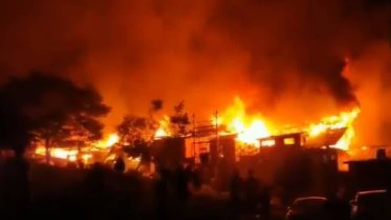 ফের ভয়াবহ অগ্নিকাণ্ড, সিলিন্ডার বিস্ফোরণে পুড়ে গেল পরপর ২০টি বাড়ি