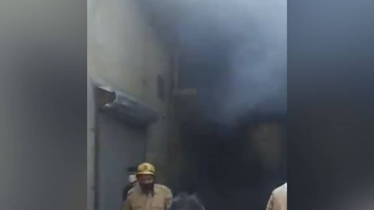 সাদা ধোঁয়া গ্রাস করছে গোটা এলাকা, ভয়াবহ অগ্নিকাণ্ড জুতোর কারখানায়, নিখোঁজ ৬