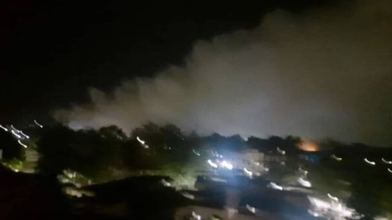 সাদা ধোঁয়ায় রাতের আকাশ ঢাকতেই শুরু হল চোখ জ্বালা ও শ্বাসকষ্ট, রাসায়নিক কারখানায় গ্যাস লিকে ছড়াল আতঙ্ক