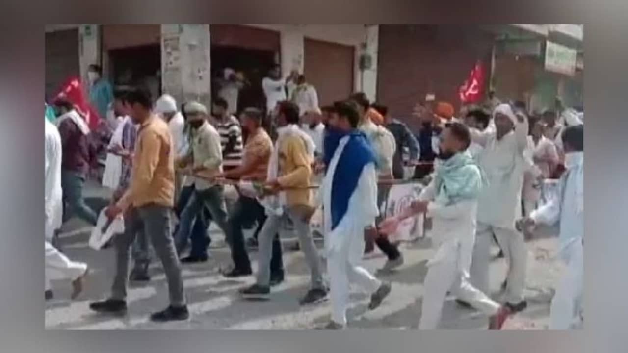 আন্দোলনকারী কৃষকদের সঙ্গে বচসায় অশ্লীল ভাষা প্রয়োগ, বিক্ষোভের মুখে পড়ে ক্ষমা চাইলেন বিধায়ক