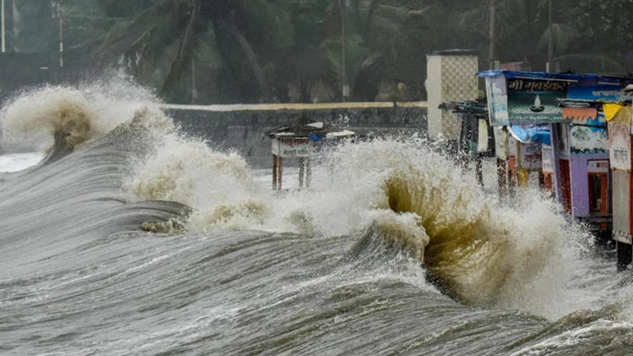 আবারও জলোচ্ছ্বাসের আশঙ্কা, সরানো হল কয়েক হাজার মানুষকে
