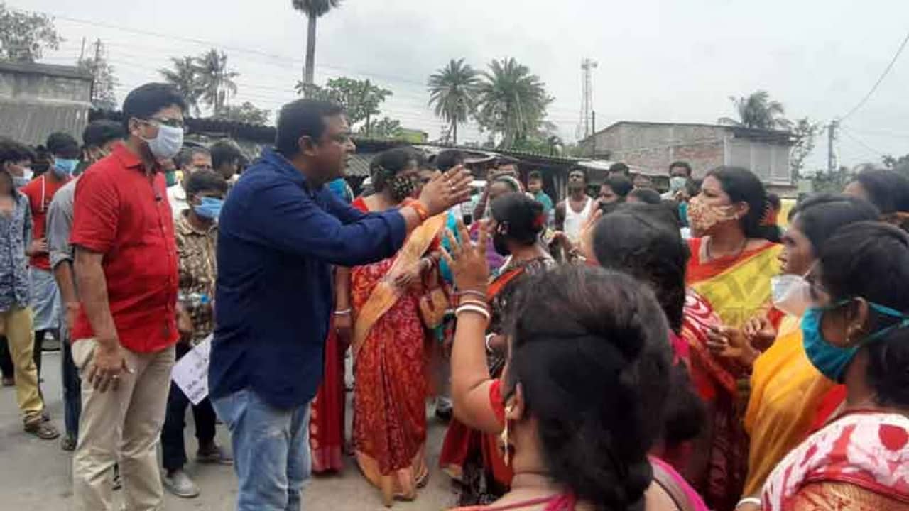 পথ অবরোধ-বিক্ষোভ! আইসি বদলের নির্দেশ আসতেই হাউ হাউ করে কেঁদে ভাসালেন মহিলারা