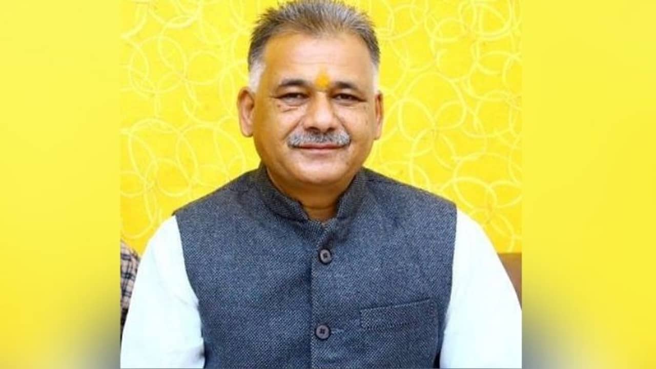 অতিরিক্ত ফি মকুবের দাবিতে মন্ত্রীর দ্বারস্থ অভিভাবকরা, জবাবে মন্ত্রী বললেন মরে যান!