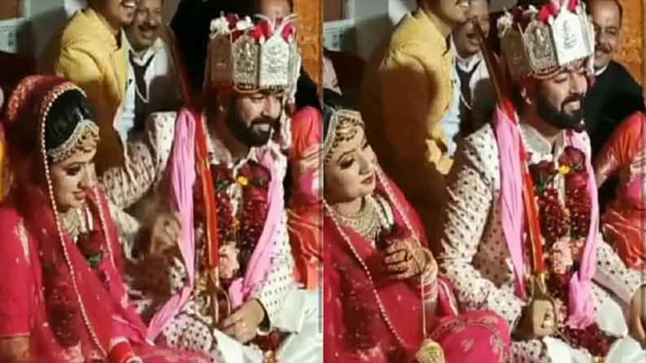 Viral Video: বিয়ে করতে বসে পুরুতের কাছে বকা খেলেন বর! কিন্তু কেন? দেখুন মজার ভিডিয়ো