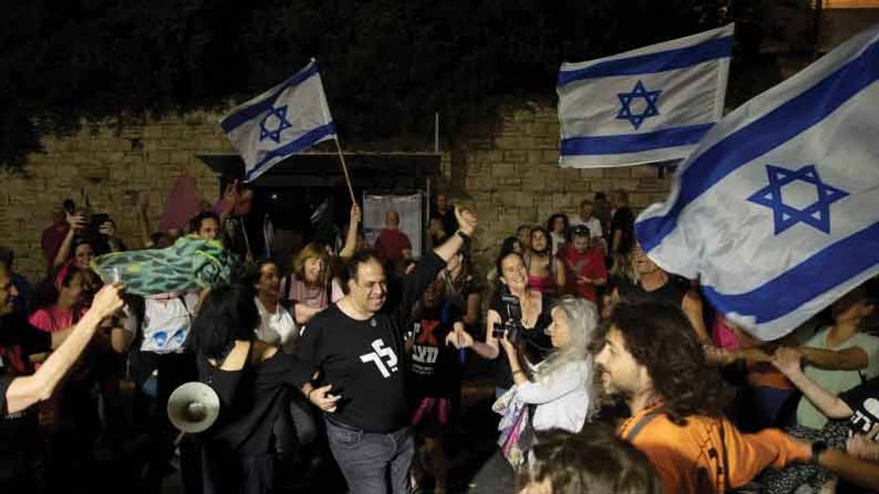 ইজরায়েলে নেতানিয়াহু যুগের অবসান, এবার দেশ চালাবে জোটের সরকার