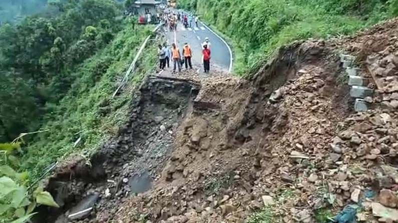 কার্শিয়াং-এর রাস্তায় ভয়াবহ ধস, নদীতে তলিয়ে গেল জাতীয় সড়কের একাংশ