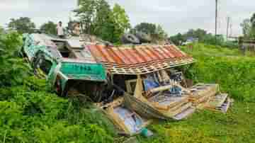 বীভৎস শব্দ শুনে ছুটে দৌড়ে এলেন স্থানীয়রা, লরির ভিতর থেকে ভেসে আসছে গোঙানির শব্দ