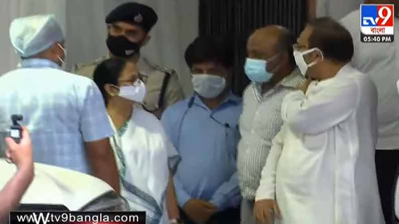 অসুস্থ কবীর সুমনকে দেখতে এসএসকেএমে মমতা