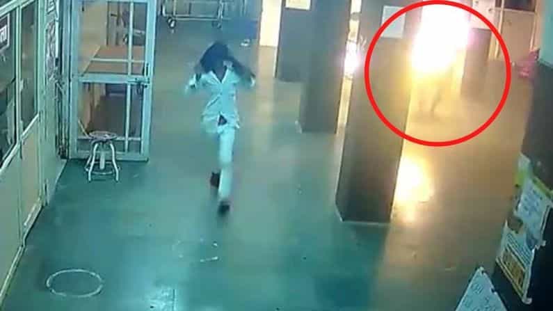 মারধরেও মেলেনি শান্তি, প্রতিহিংসায় রাতে হাসপাতালেই আহতকে জীবন্ত জ্বালিয়ে দেওয়ার চেষ্টা অভিযুক্তের মারধরেও মেলেনি শান্তি, প্রতিহিংসায় রাতে হাসপাতালেই আহতকে জীবন্ত জ্বালিয়ে দেওয়ার চেষ্টা অভিযুক্তের