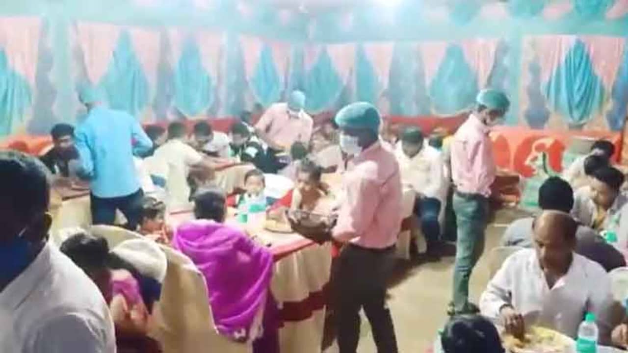 সবে খাবারটা মুখে তুলতে যাবে, বাইরে থেকে চিৎকার পুলিশ এসেছে বিয়ে বাড়িতে