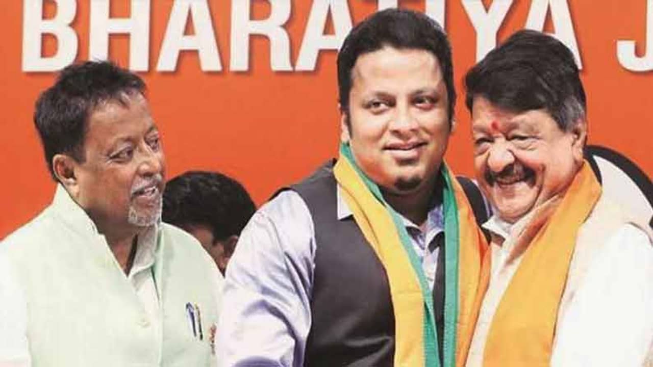 তৃণমূল ভবনে মুকুল, বিজেপিতে লবিবাজি নিয়ে বিস্ফোরক পোস্ট অনুপম হাজরার