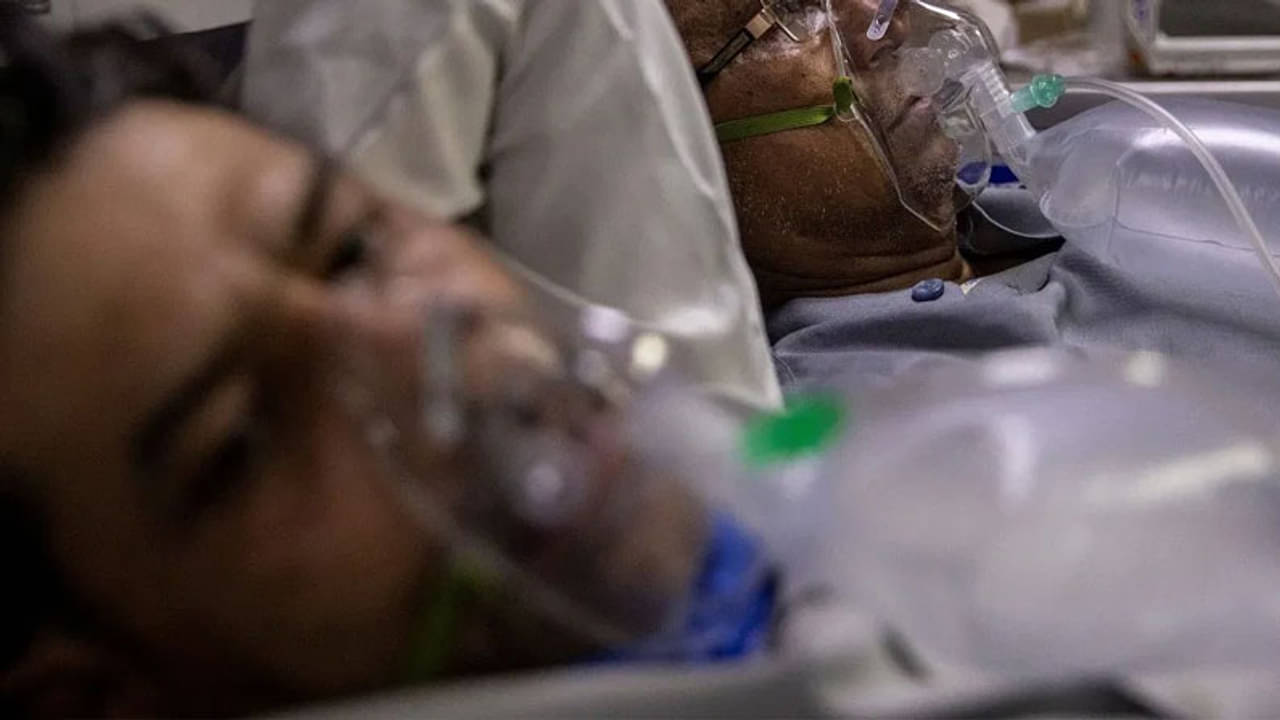 এ যেন নেই-হাসপাতাল! বাথরুমের ধারে শুয়ে নগ্ন কোভিড রোগীরা