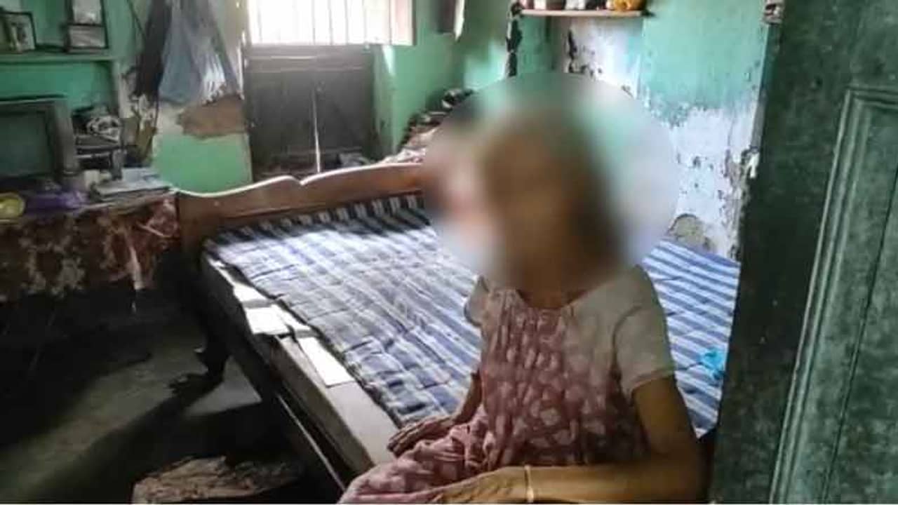 মাটিতে পড়ে ছেলের দেহ, মা ফ্যালফ্যাল করে চেয়ে! করোনা শেখাচ্ছে সহায়হীন পরিবারগুলো কতটা একা