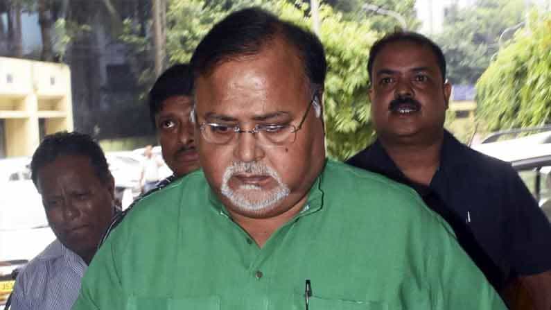 মাকে হারালেন পার্থ চট্টোপাধ্যায়, শোক জানাতে নাকতলার বাড়িতে অভিষেক মাকে হারালেন পার্থ চট্টোপাধ্যায়, শোক জানাতে নাকতলার বাড়িতে অভিষেক