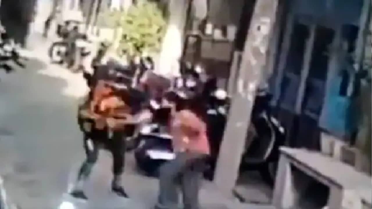 সিসিটিভি ফুটেজ দেখে মহিলা ছিনতাইবাজকে ধরল পুলিশ