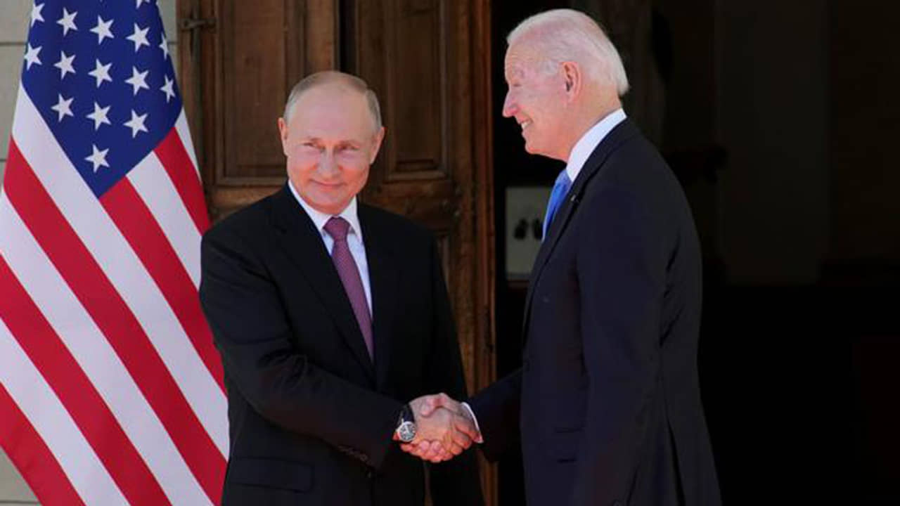 দুজনে মুখোমুখি! হাত মেলালেন বাইডেন-পুতিন, ইতিহাসের সাক্ষী হল জেনেভা