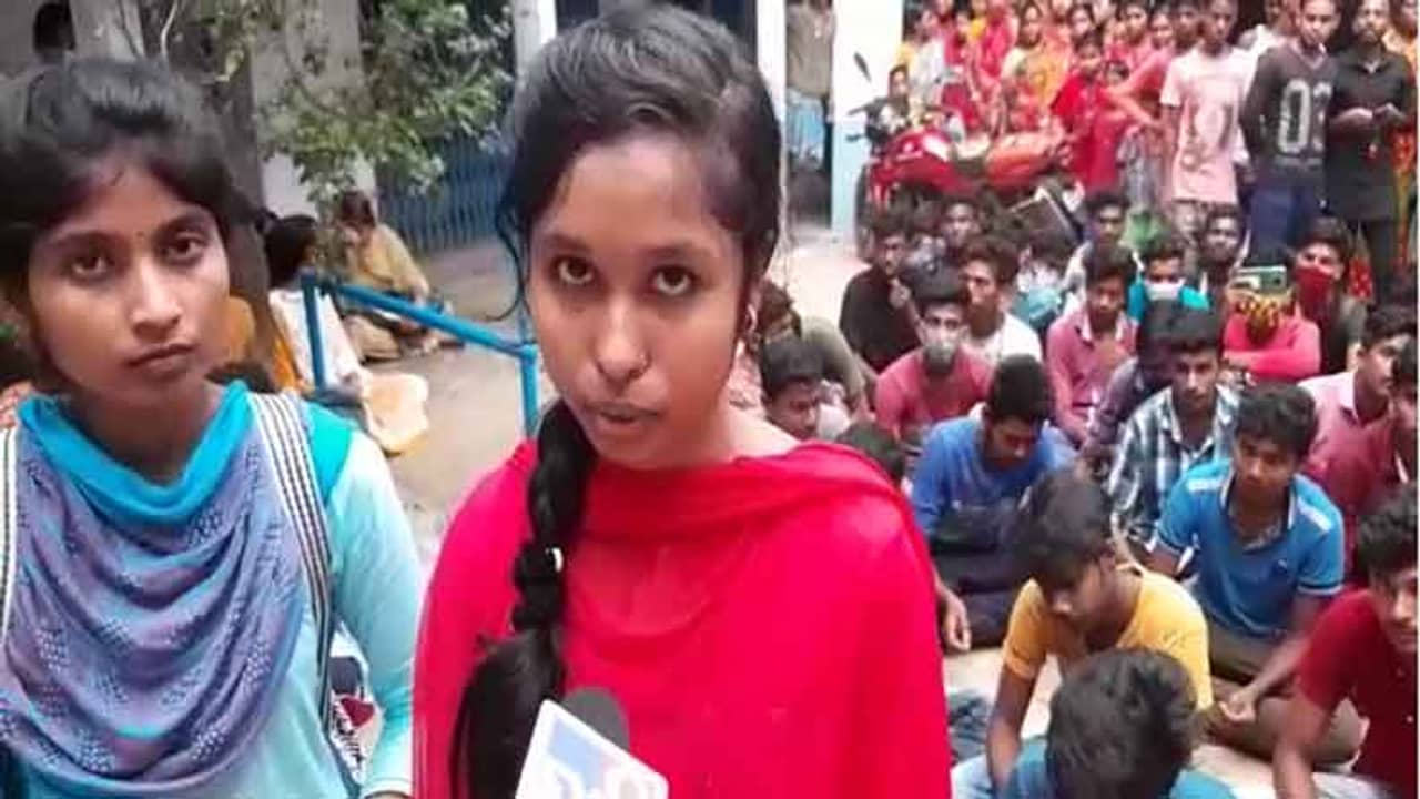 একাদশে কোনওটায় ২০, কোনওটায় ২৪! আমরা সন্তুষ্ট নই, নম্বর বাড়ানোর দাবিতে স্কুলে বিক্ষোভ