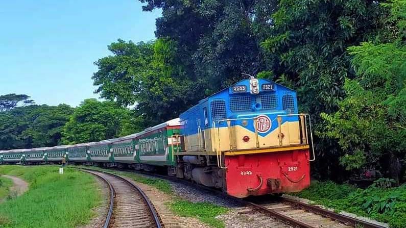 বাড়ছে সংক্রমণ, গোটা দেশের সঙ্গে রেল যোগাযোগ ছিন্ন করছে ঢাকা