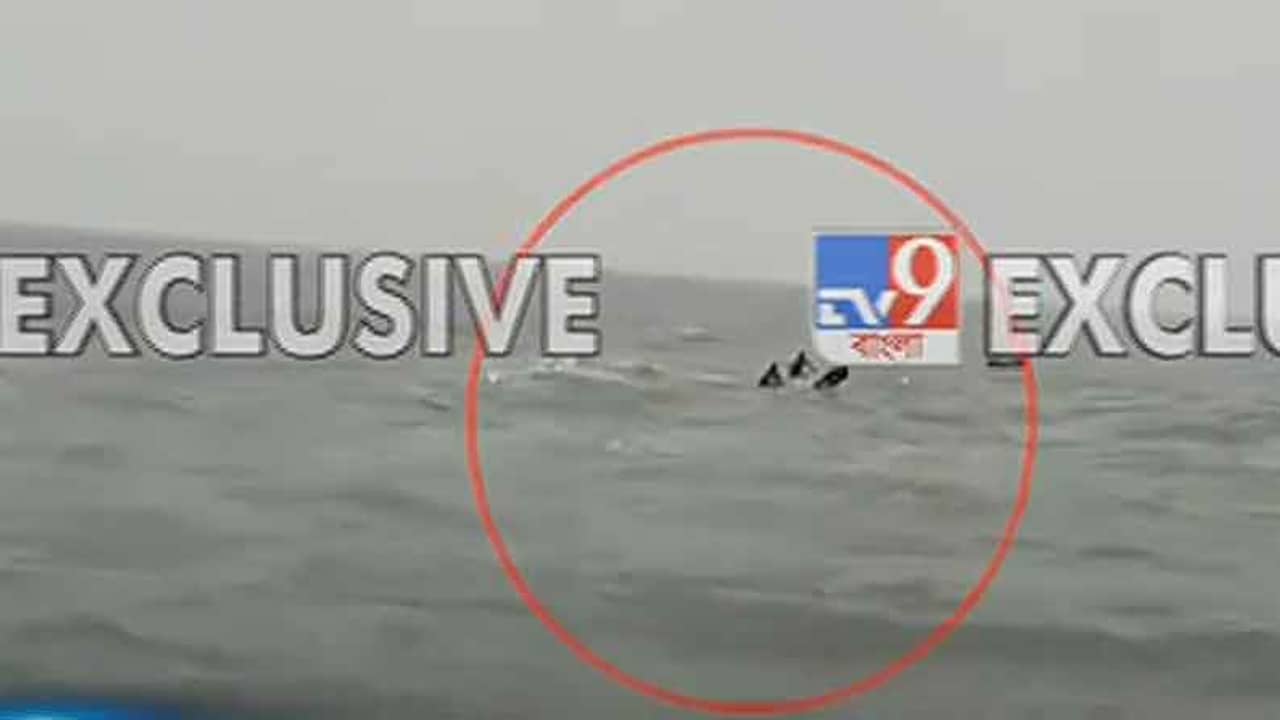 উত্তাল সাগরে হঠাৎই জল ঢুকতে শুরু করল ট্রলারে, প্রাণে বাঁচতে ত্রাহি রবে চিৎকার মৎস্যজীবীদের