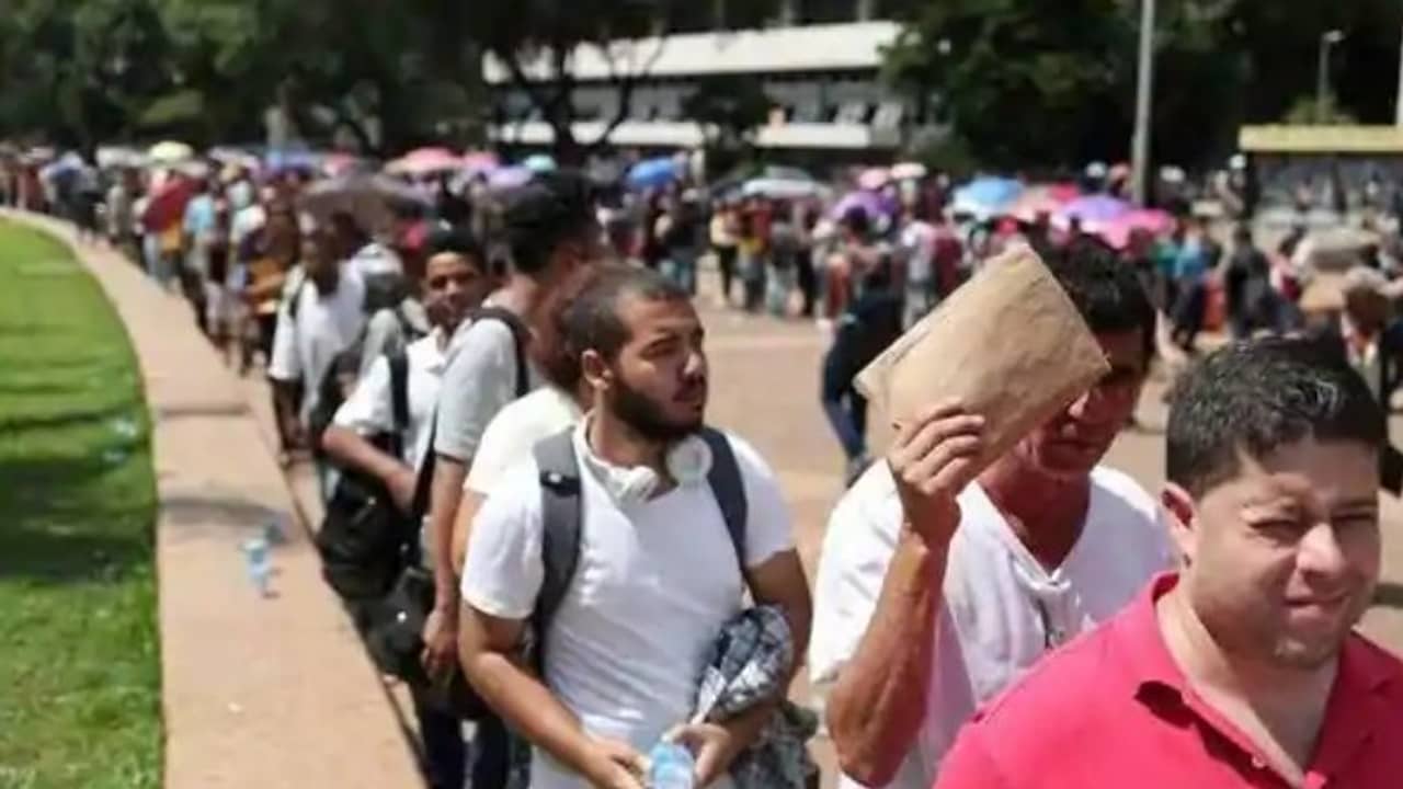 ২ মাসে ২ কোটিরও বেশি মানুষ বেকার, করোনা কাঁটায় গরিব হচ্ছে ভারতবাসী