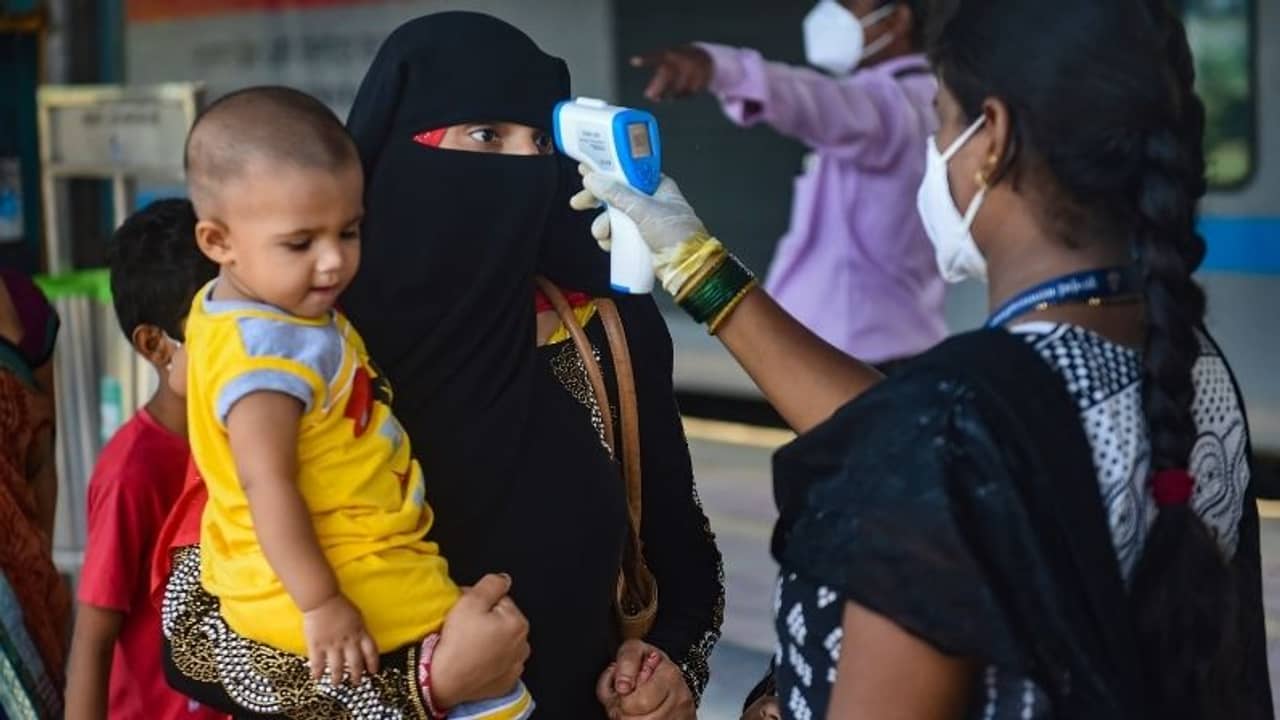 ব্যস্ত মুম্বইয়ে বন্ধই থাকবে লোকাল ট্রেন, ৫ ধাপে আনলক প্রক্রিয়ার ঘোষণা রাজ্য সরকারের