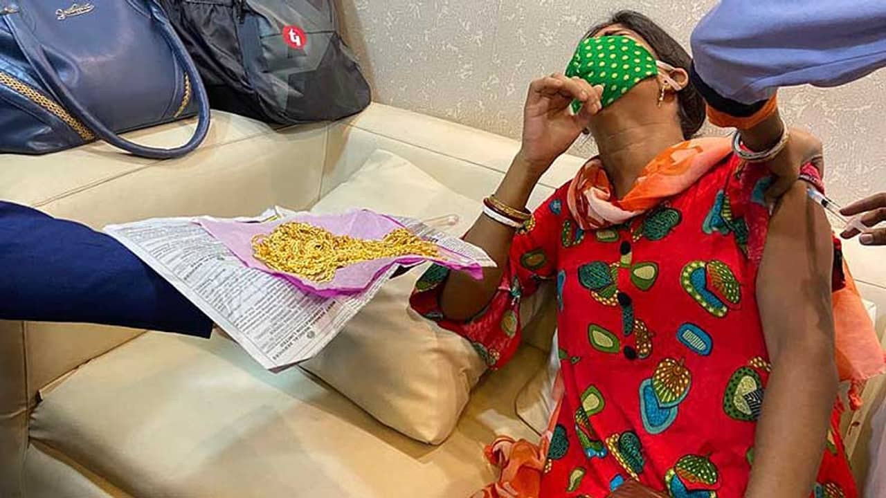 সোনার চেনে কাটল ভ্যাকসিনের ভয়