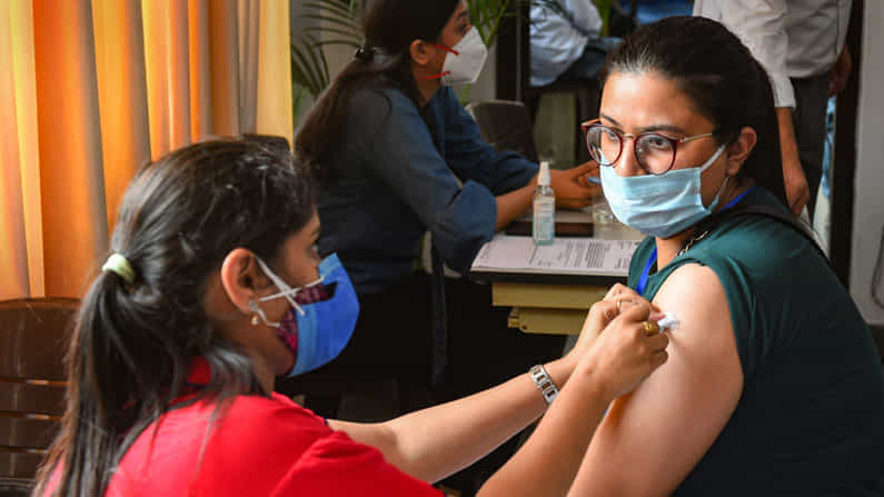 ২৪ ঘণ্টার ফারাকেই উধাও 'ম্যাজিক', একধাক্কায় টিকাকরণ নামল ৫৩ লক্ষে