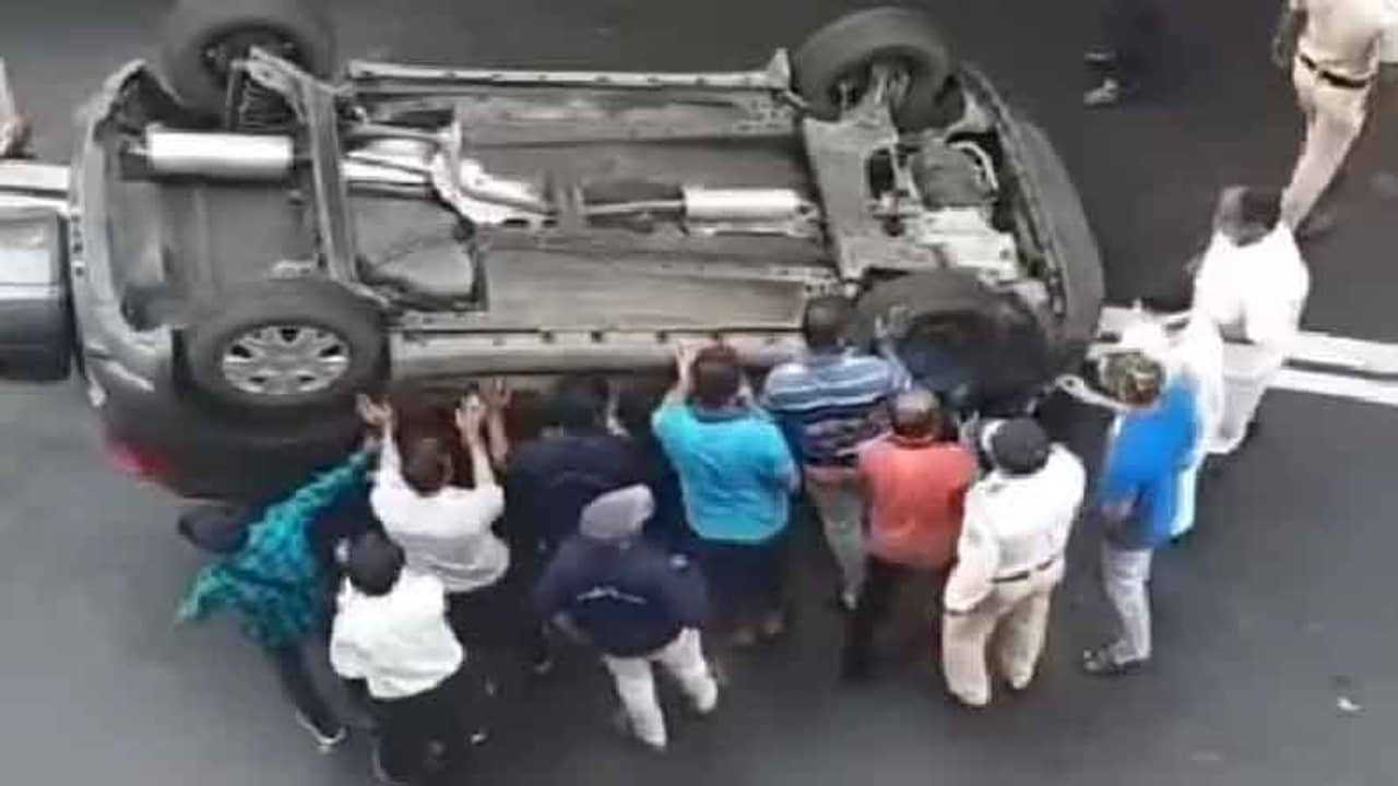 Viral Video: গায়ের জোরে উল্টে যাওয়া গাড়ি সোজা করলেন মুম্বইয়ের আমজনতা, দেখুন ভিডিয়ো