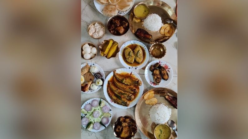 জামাইয়ের প্রিয় পাঁঠার মাংস। ইলিশ, পাবদা, মাটনের সহযোগে জমে গেল ওম মিমির জামাইষষ্ঠীর ভুরিভোজ।