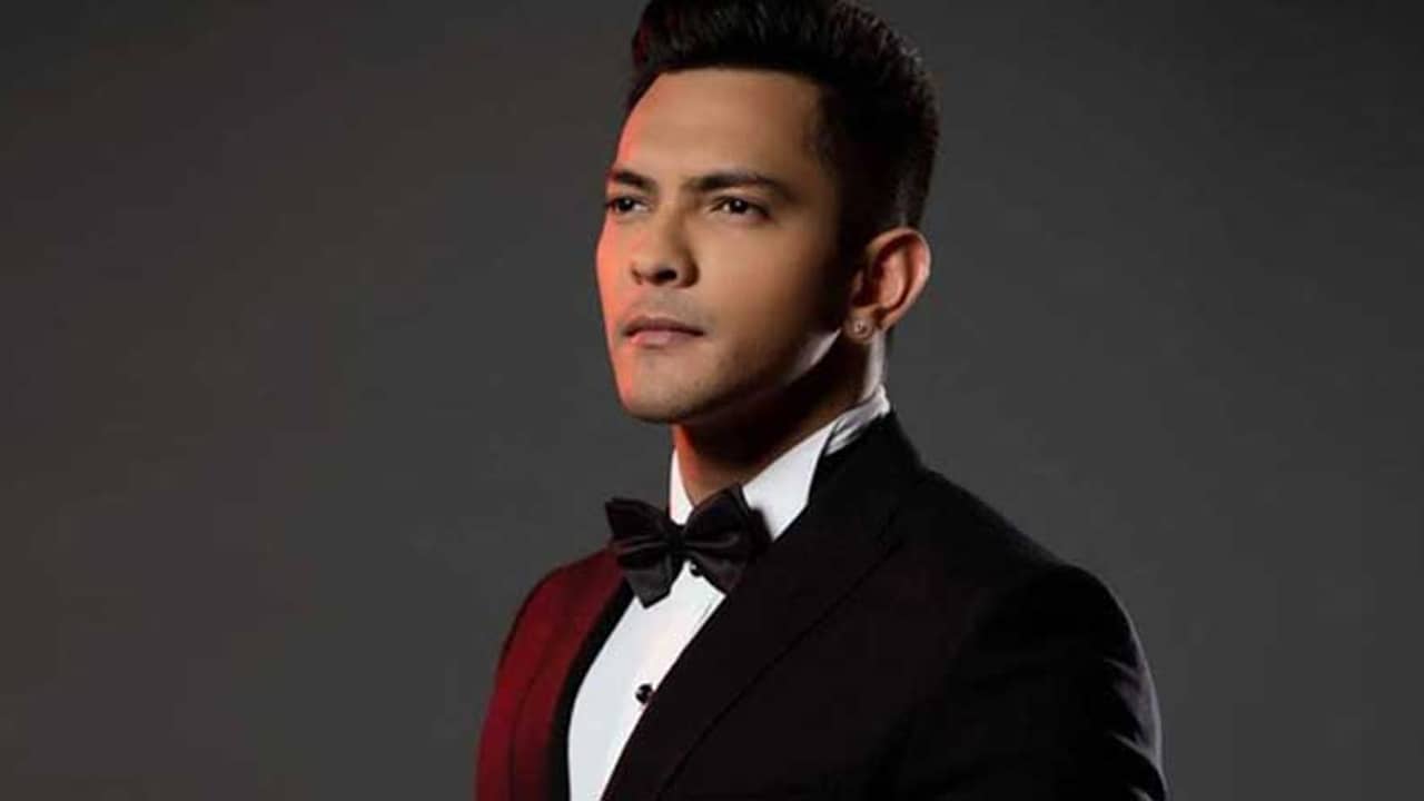 রিয়ালিটি শো সঞ্চালনায় কোটি টাকার অফার ফিরিয়ে দিতে কেন বাধ্য হচ্ছেন আদিত্য?