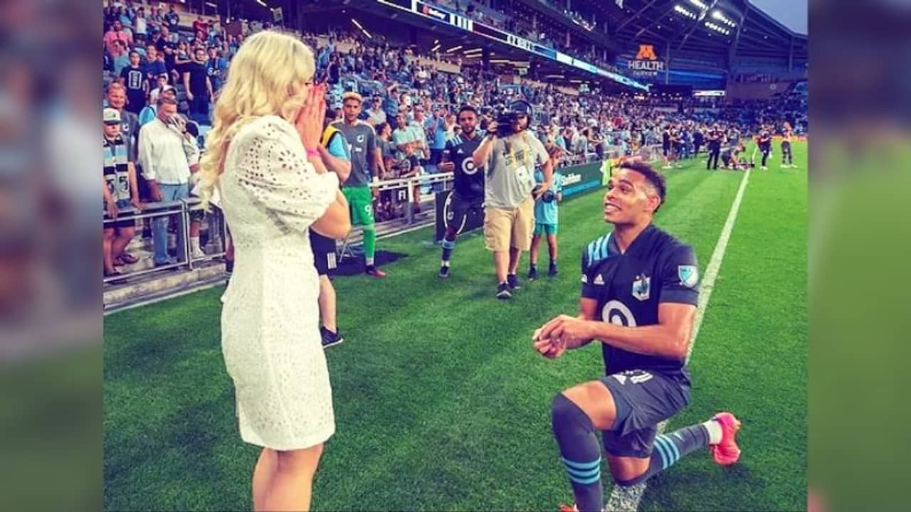 ফুটবল মাঠেই বান্ধবীকে বিয়ের প্রস্তাব ডটসনের, দেখুন ভিডিয়ো