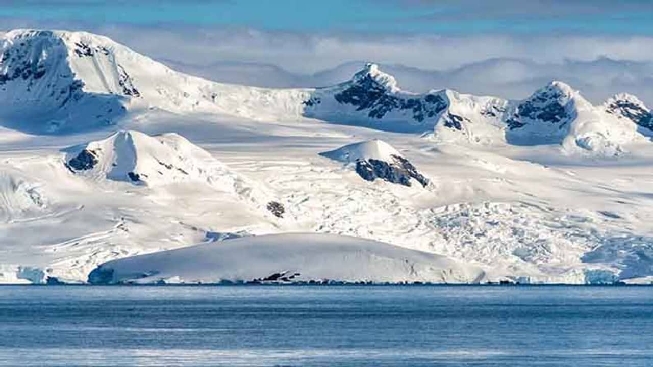 অ্যান্টার্কটিকায় গলছে বরফের আস্তরণ! তলায় তৈরি হওয়া হ্রদের হদিশ পেয়েছেন বিজ্ঞানীরা