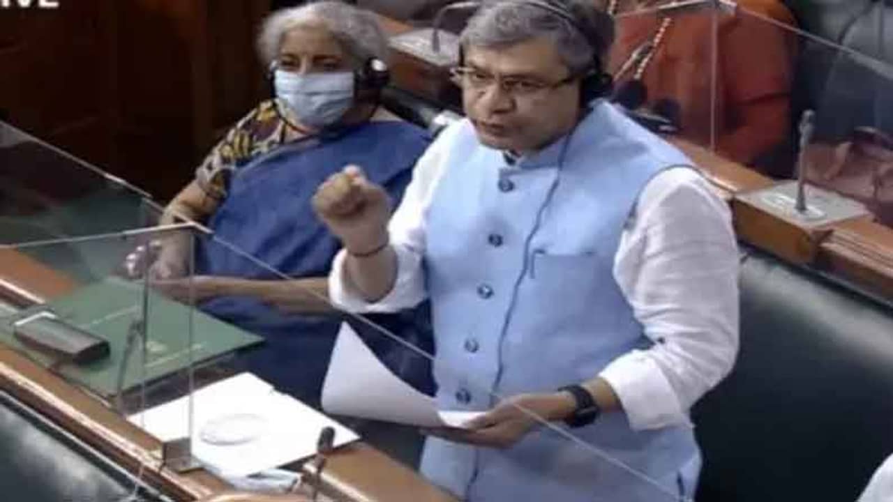 ফোনে আড়ি পেতেছে কেন্দ্র? মন্ত্রী বললেন, এই রিপোর্ট মোটেই কাকতালীয় নয়