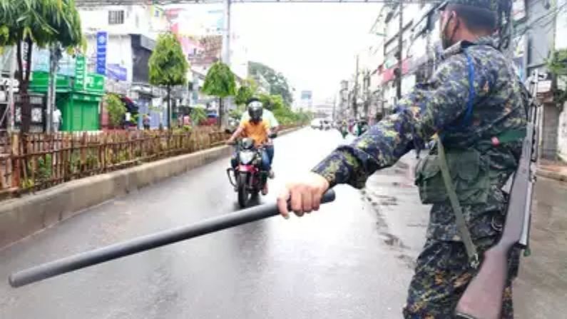 করোনা-ডেঙ্গুর কোপে দোকান খুললেও ক্রেতা নেই, মাথায় হাত বাংলাদেশের ব্যবসায়ীদের