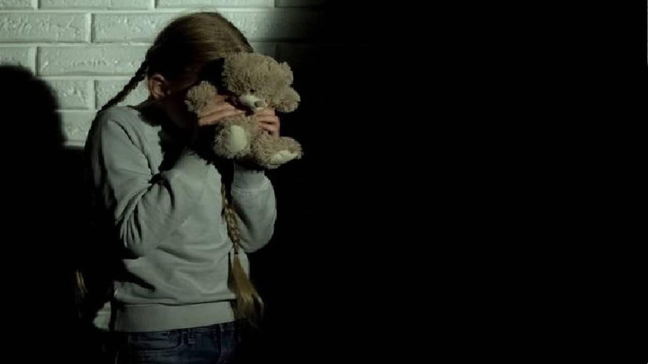 পাশের বাড়িতে খেলতে যাওয়ার অপরাধে মেয়েকে ভয়ানক শাস্তি মায়ের