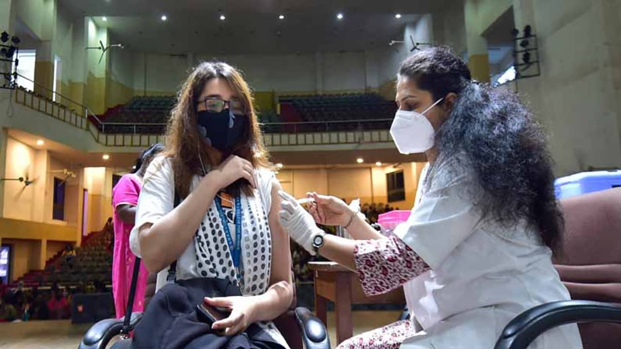 তৃতীয় ঢেউ আটকাতে প্রয়োজন দৈনিক ৮৬ লক্ষ টিকাকরণ, কোথায় দাঁড়িয়ে দেশ?