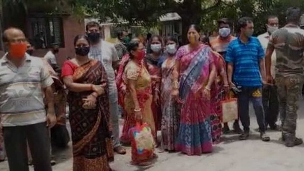 ভ্যাকসিনেশন সেন্টারগুলির বাইরে এখন রমরমিয়ে চলছে লাইন বিক্রির ব্যবসাও!