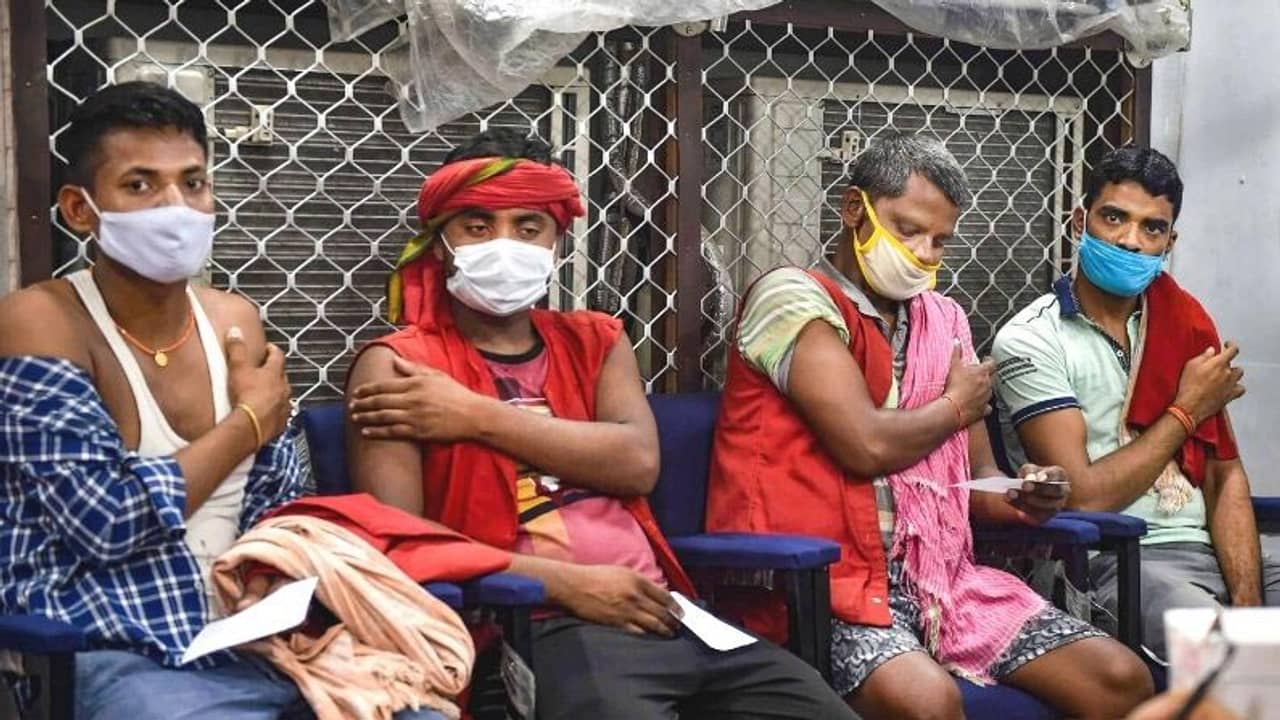 নষ্ট হয়নি একটিও ডোজ়, শেষ আড়াই মাসে দেশে দ্বিতীয় সর্বোচ্চ টিকাকরণ বাংলায়: কেন্দ্র